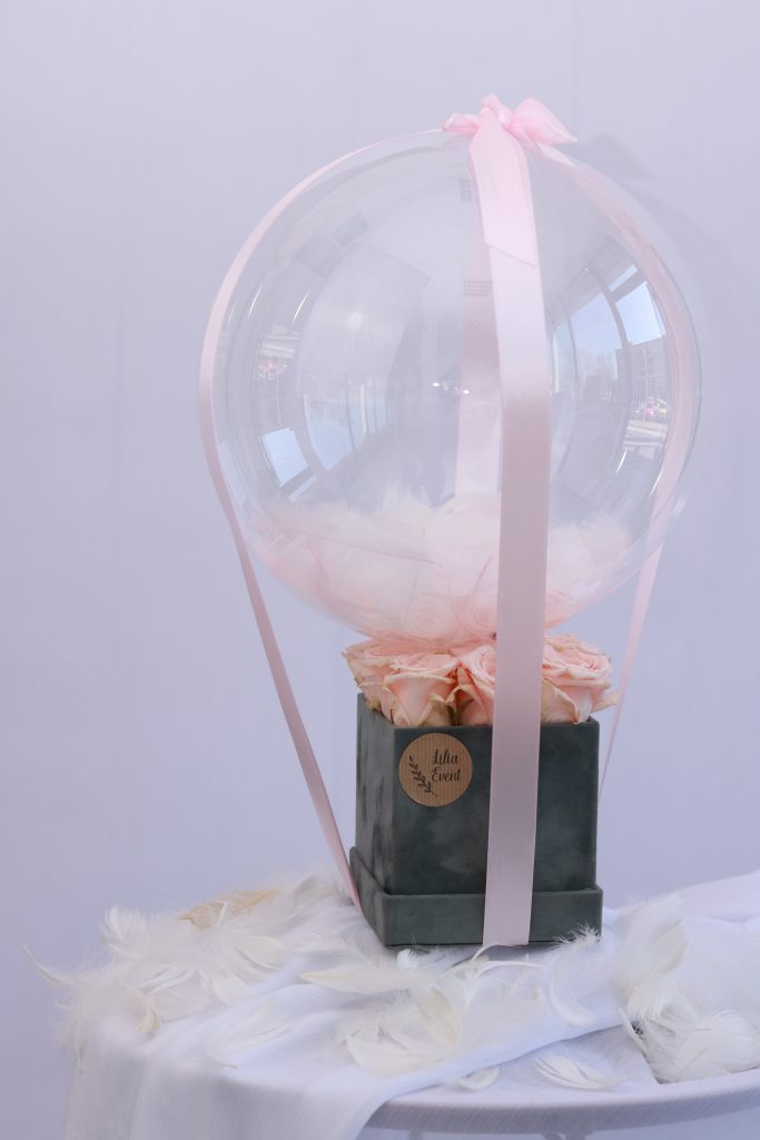 kwiatowe pudełko, flowerbox z balonem, balon, szare pudełko, różowe róże